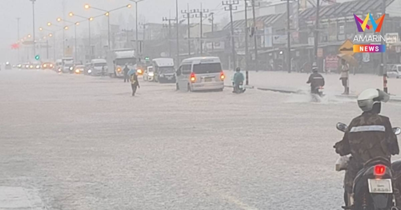 จราจรเขาหลักเป็นอัมพาต ฝนกระหน่ำน้ำท่วม รถเล็กห้ามผ่าน