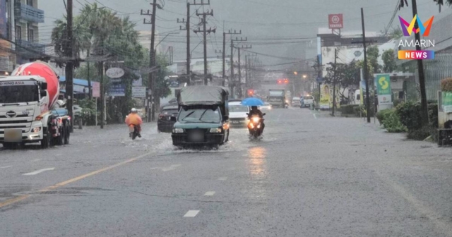 ภูเก็ตฝนตกหนักต่อเนื่อง มีน้ำป่าไหลลงมาจากภูเขาเข้าท่วมถนน