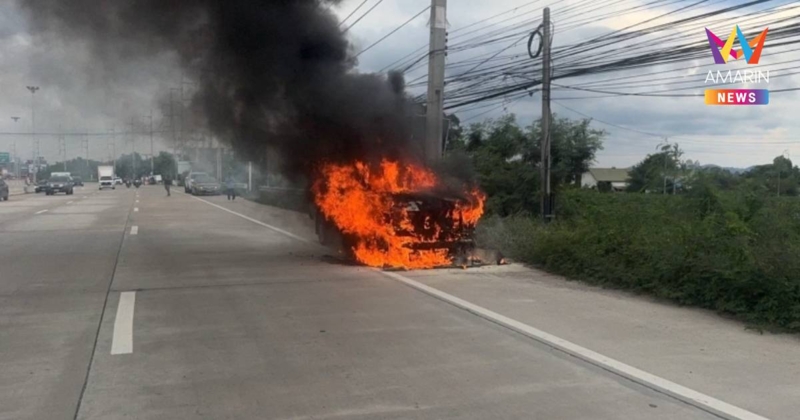 กระบะเหยียบคันเร่งไม่ขึ้น ไฟลุกไหม้วอดเกือบทั้งคัน
