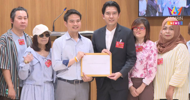 อินฟลูการเมืองบุกสภาฯ  จี้สอบ 