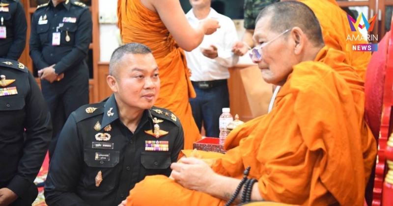 หลวงปู่ศิลา มอบเงินให้ “มทภ.2”สร้างที่พักแนวชายแดน ดูแลประเทศชาติ