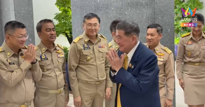 "ภูมิธรรม" เขิน ข้าราชการมหาดไทยต้อนรับเหมือนเป็น มท.1 หลัง ตบแถวรอรับ
