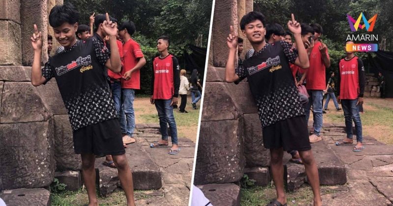 เปิดภาพ "วัยรุ่นเขมร" ดูดบุหรี่ - ชูนิ้วกลางบนปราสาทตาเมือนธม