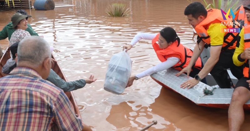 "ธีรรัตน์" ลงเรือเยี่ยมชาวชุมชนภูมินทร์-ท่าลี่ มอบข้าว-น้ำ ถุงยังชีพ