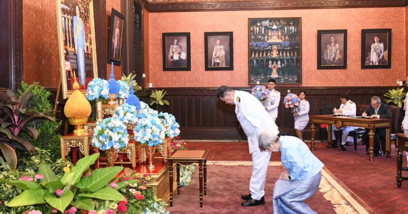 "ภูมิธรรม-ภริยา" ลงนามถวายพระพรชัยมงคล สมเด็จพระบรมราชชนนีพันปีหลวง