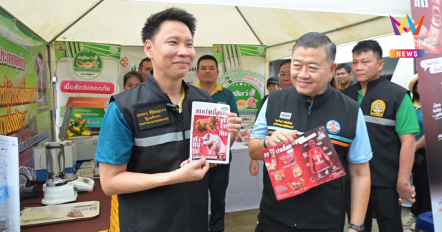 อรรถกร โชว์แผ่นพับต้านสารเร่งเนื้อแดง ชี้ หมูธรรมชาติอร่อย ปลอดภัยกว่า
