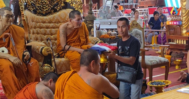 ลูกศิษย์นำธงชาติไทยถวาย หลวงปู่ศิลา เพื่อปลุกเสก ส่งมอบให้ มทภ.2