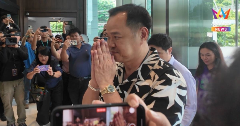 "ว่าที่นายกฯหนู" สุดชิล ใส่เสื้อฮาวายลายใบไม้ เข้าพรรคประชุมแกนนำ