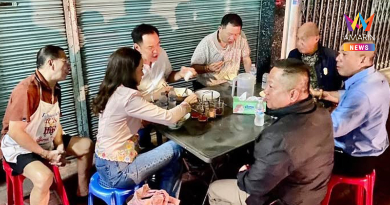 สตรีทฟู๊ดร้านโปรด! เปิดภาพ นายกฯหนู นั่งโซ้ยก๋วยเตี๋ยวลูกชิ้นปลาริมถนน