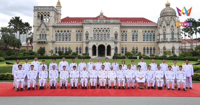 นายกรัฐมนตรี นำถ่ายรูปหมู่ ก่อนนำคณะรัฐมนตรีเข้าเฝ้าถวายสัตย์ฯ
