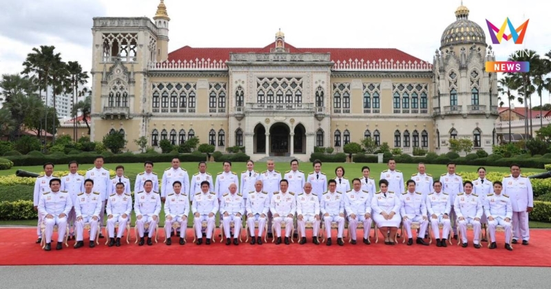 นายกรัฐมนตรี นำถ่ายรูปหมู่ ก่อนนำคณะรัฐมนตรีเข้าเฝ้าถวายสัตย์ฯ