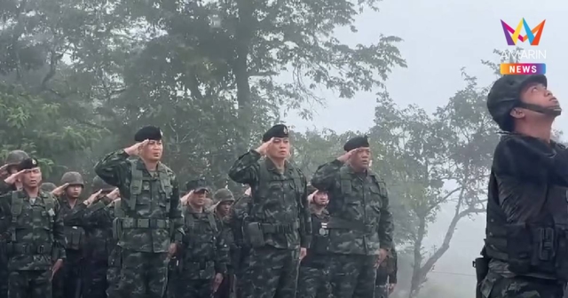 ดังก้องบนยอดภูมะเขือ แม่ทัพภาคที่ 2 นำเหล่าทหารเพลงชาติไทย
