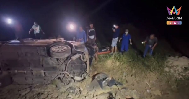 ตำรวจไล่ล่ากระบะขนแรงงานพม่า เสียหลักคว่ำดับ 3 เจ็บ 12 ราย