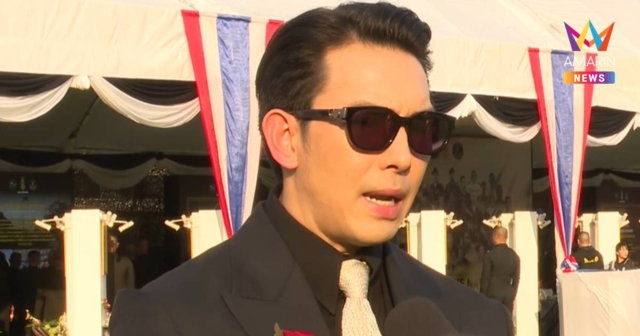 อั้ม-อธิชาติ ร่วมสดุดีวีรชนทหารกล้าพร้อมเขียนบอร์ดขอบคุณทุกความเสียสละ