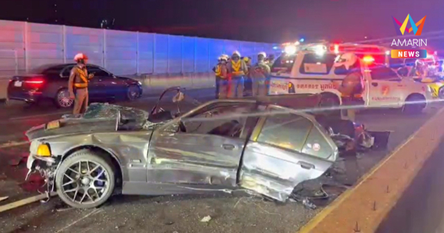 รถหรูพุ่งเสยท้ายแท็กซี่ดังสนั่นทางด่วนศรีรัช พังยับขาด 2 ท่อนไฟลุกท่วม