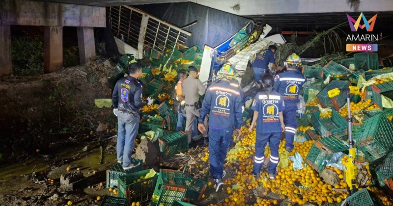 สลด!รถ 6 ล้อ บรรทุกส้มหลายตัน ตกร่องกลางสะพาน คนขับดับ