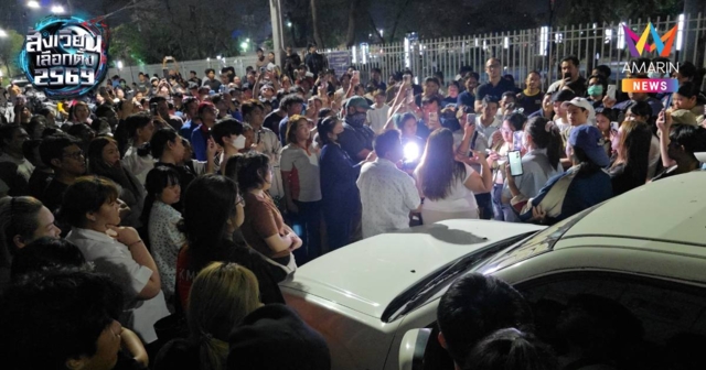 ชาวชลบุรีไม่ทนล้อมหีบบัตรห้ามออกนอกพื้นที่ เรียกร้องนับคะแนนใหม่