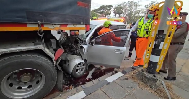 สลด! หนุ่มเมียนมาขับเก๋งพุ่งชนท้ายรถบรรทุกพ่วง 18 ล้อ ดับ 2 ราย เจ็บ 1