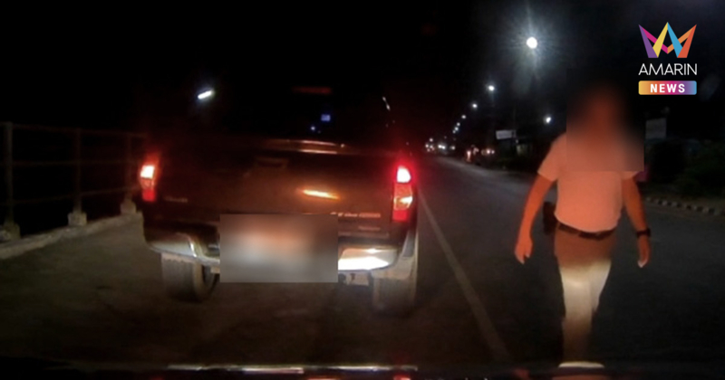 งามไส้! ตำรวจเมาซิ่งกระบะเบียดเก๋งครูสาว พกปืนลงมาเคลียร์ แต่หนีเฉย