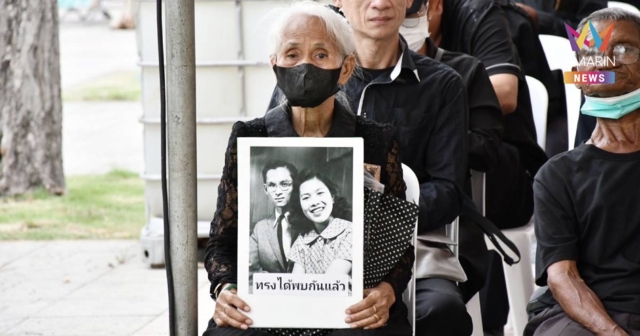 พสกนิกรทยอย ร่วมถวายสักการะพระบรมศพ พระพันปีหลวง ต่อเนื่องตลอดวัน