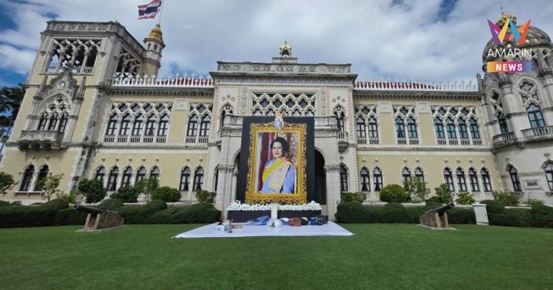 ทำเนียบรัฐบาล ประดับพระฉายาลักษณ์ สมเด็จพระพันปีหลวง หน้าตึกไทยคู่ฟ้า