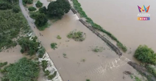 อ่างทองอ่วม! คันดินกั้นน้ำแตก น้ำทะลักเข้าท่วม อ.ป่าโมก กว่า 100 หลัง