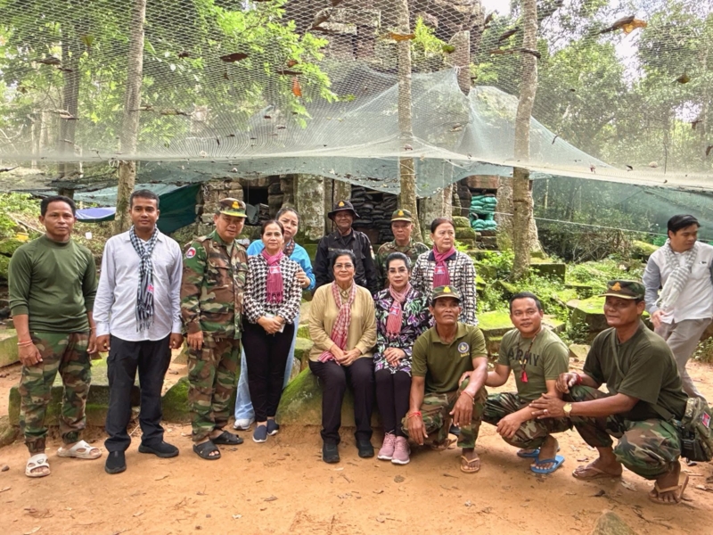 เพจดัง โพสต์ภาพน้องสาว ฮุน เซน เย้ยถึงที่ เดินรอบปราสาทตาควาย