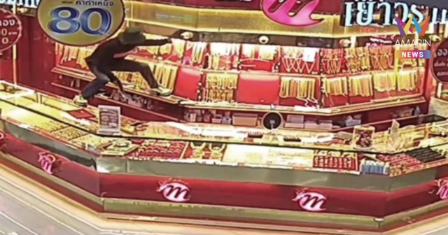 เปิดภาพคนร้ายควงปืนบุกชิงทองกลางห้างดัง กว่า 3 ล้าน หวังล้างหนี้