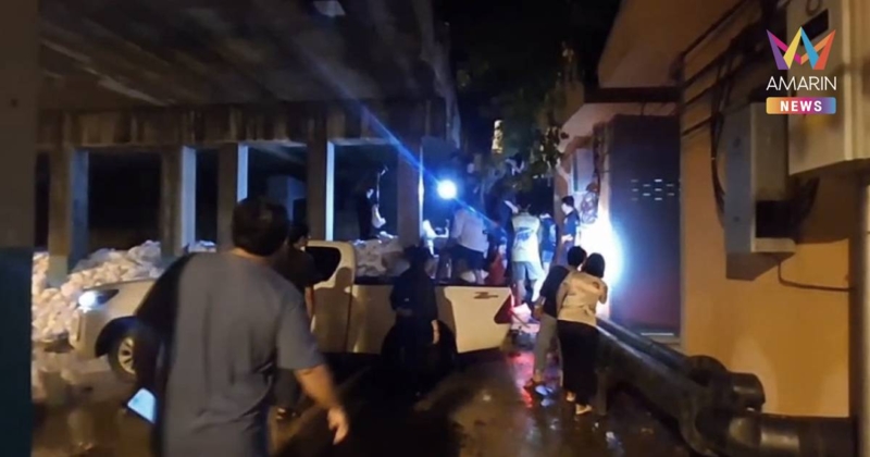 วุ่นกลางดึก! น้ำไหลซึมผ่านกระสอบทราย บริเวณเขื่อนใต้สะพานอ่างทอ