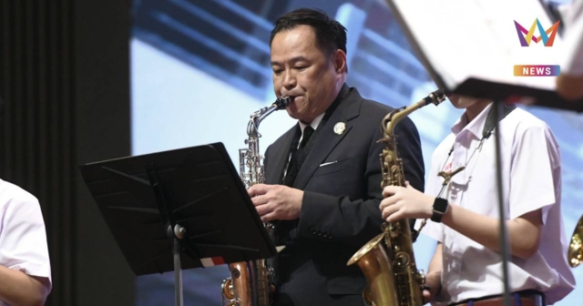 นายกฯ เป่าแซกโซโฟน ร่วมวง AC BAND บรรเลงเพลงมาร์ชอัสสัมชัญ