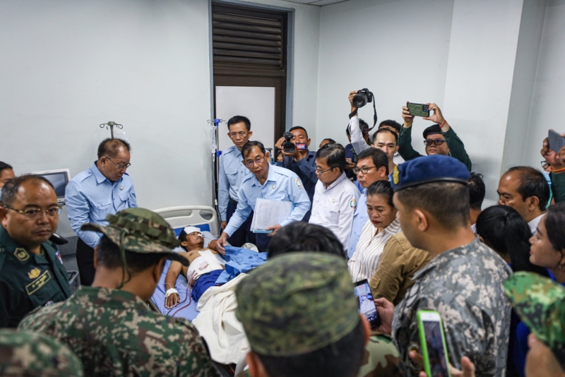 เปิดภาพ กลาโหมกัมพูชาพาคณะ AOT เยี่ยม 2 คนเจ็บ อ้างโดนกระสุนทหารไทย