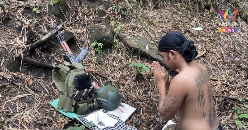 ทหารเขมรเล่นใหญ่ ทำพิธีไหว้กราบไหว้ยุทธภัณฑ์สู้ทหารไทย