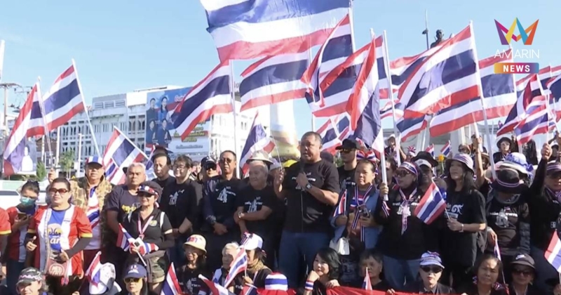 คปท. โบกสะบัด!ธงชาติประกาศทวงคืนตาควาย หนุนใช้กำลังยุทธวิธีทางทหาร