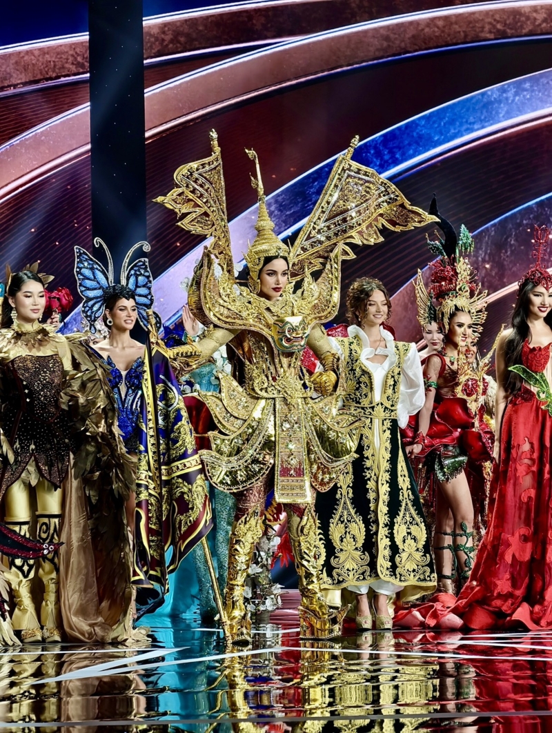 เสียงเชียร์ไทยดังก้อง "วีนา" ประชันชุดประจำชาติ Miss Universe 2025