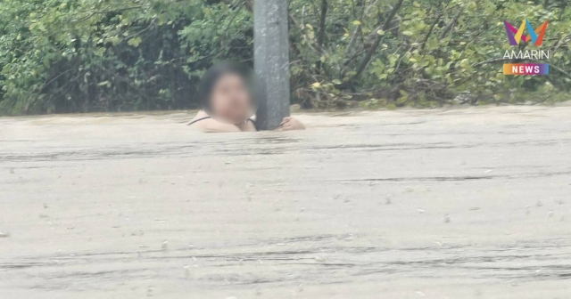 ระทึก! หญิงเกาะเสาไฟ ท่ามกลางน้ำท่วมสูง