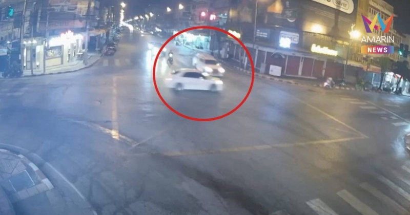 เมาแล้วขับ! หนุ่มขับกระบะฝ่าไฟแดงชนเก๋ง เสียหลักชนร้านนมสด เจ็บ 12 ราย