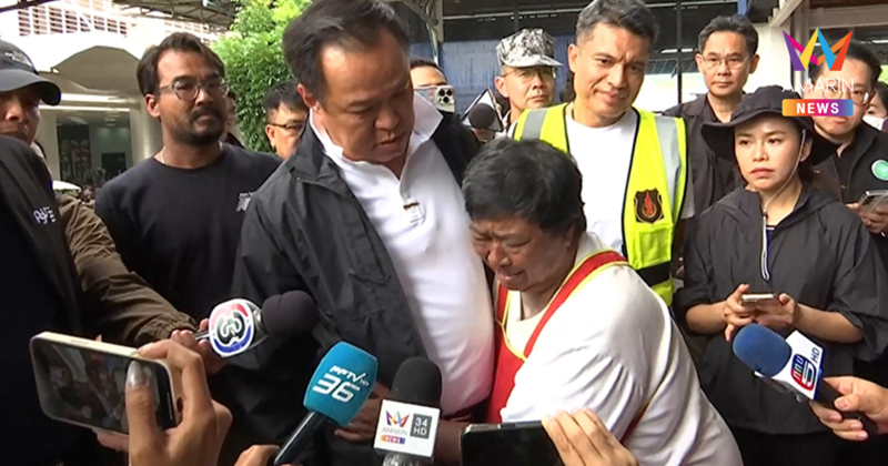 ป้าร่ำไห้โผกอดนายกฯ วอนช่วยสร้างลูกขนำให้ หลังน้ำท่วมบ้านพัง