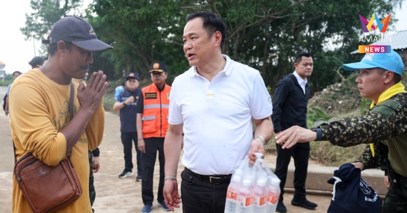 นายก ฯ นำคณะแจกของ ลุยย่านคลองวาด จ.สงขลา  เดินส่องไฟลุยตามบ้าน