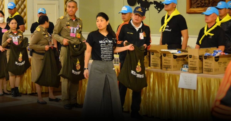 "เจ้าฟ้าสิริวัณณวรีฯ" ทรงบรรจุถุงยังชีพพระราชทาน ช่วยผู้ประสบภัยภาคใต้