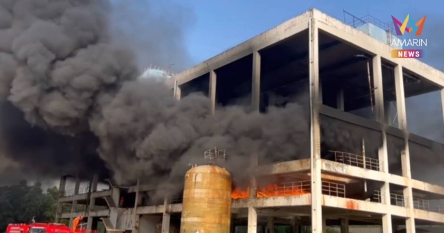 เพลิงไหม้โรงงานร้าง ควันสีดำพวยพุ่ง เร่งฉีดน้ำสกัด