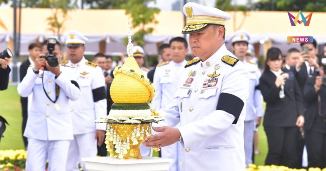 นายกฯ วางพานพุ่มดอกไม้ถวายราชสักการะรัชกาลที่ 9 เนื่องในวันพ่อแห่งชาติ