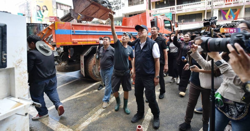 นายกฯ สำรวจความเสียหายตลาดกิมหยง ให้กำลังใจ อส. บิ๊กคลีนนิ่ง