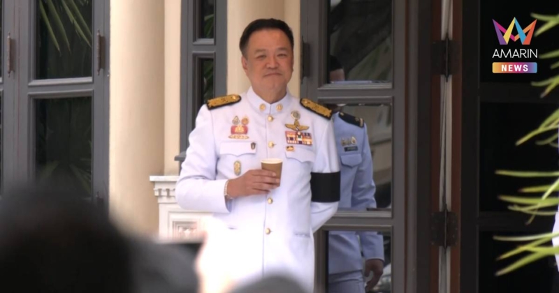 "อนุทิน" จิบกาแฟข้างตึกสันติฯ ก่อนยกแก้วชูให้สื่อ ปัดตอบเรื่องยุบสภา