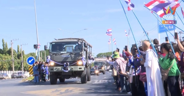 ชาวบ้านร่ำไห้ ตั้งแถวถือธงชาติไทยสดุดี 2 วีรบุรุษเนิน 350