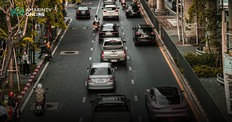 ทำไมเลนข้างๆ มักเร็วกว่าเสมอ? เปิดทฤษฎีจิตวิทยาที่ทำให้คนขับรถแทบคลั่ง