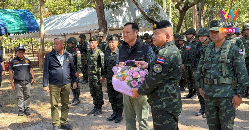 นายกฯ ลงพื้นที่สุรินทร์ ให้กำลังทหารแนวหน้า มอบเหรียญพระนารายณ์ทรงครุฑ