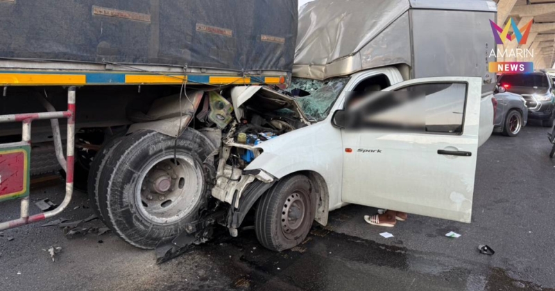 พระราม 2 อีกแล้ว รถปิคอัพกับรถบรรทุกพ่วงชนกันขวางทาง ทำรถติดยาว