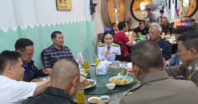 อนุทิน ​ชวน​'นฤมล'กินข้าวตักมะระผัดไข่ให้ก่อน​หนีบขึ้นเครื่องกลับกทม.