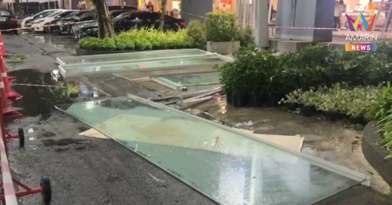 พายุฝนกระหน่ำ ผนังกระจกฟู้ดคอร์ทห้างดังทับคนนั่งกินอาหาร เจ็บหลายราย