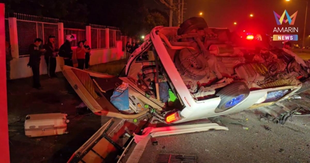 สลดรับอรุณ! รถตู้โดยสารเหินข้ามเกาะ พุ่งชนรถตู้และรถยนต์ ดับ 3 ราย